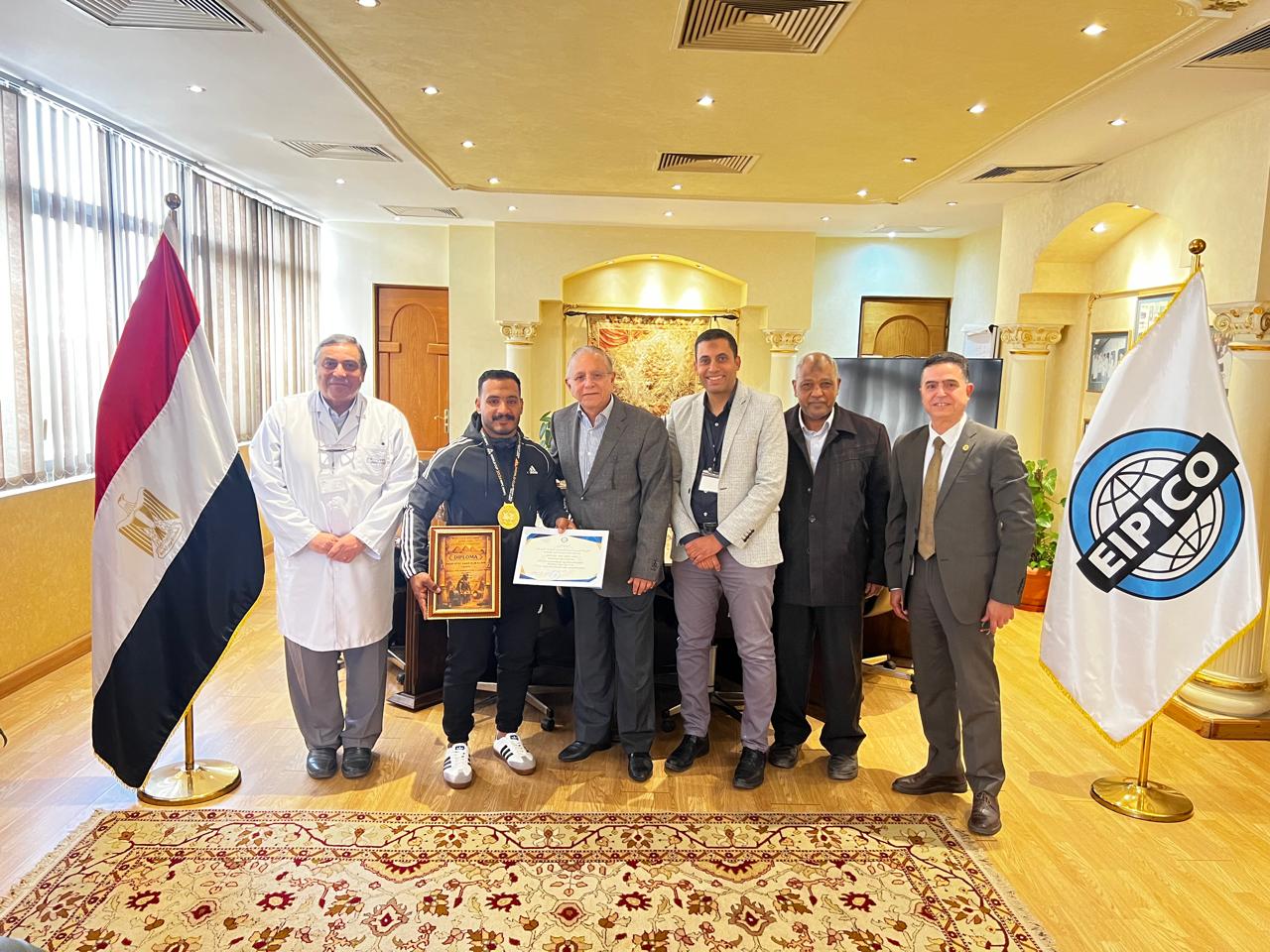 الدكتور أحمد كيلاني يكرم ابن «إيبيكو» البطل سعد عاطف بعد تتويجه بذهبية بطولة العالم للقوة البدنية