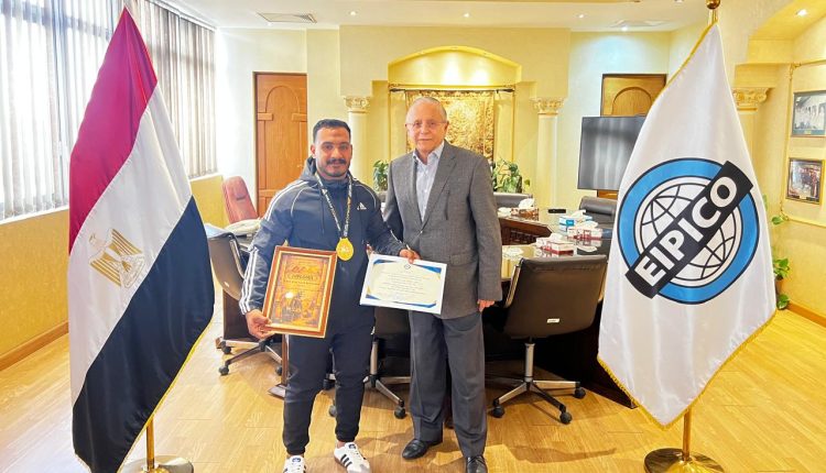 الدكتور أحمد كيلاني يكرم ابن «إيبيكو» البطل سعد عاطف بعد تتويجه بذهبية بطولة العالم للقوة البدنية