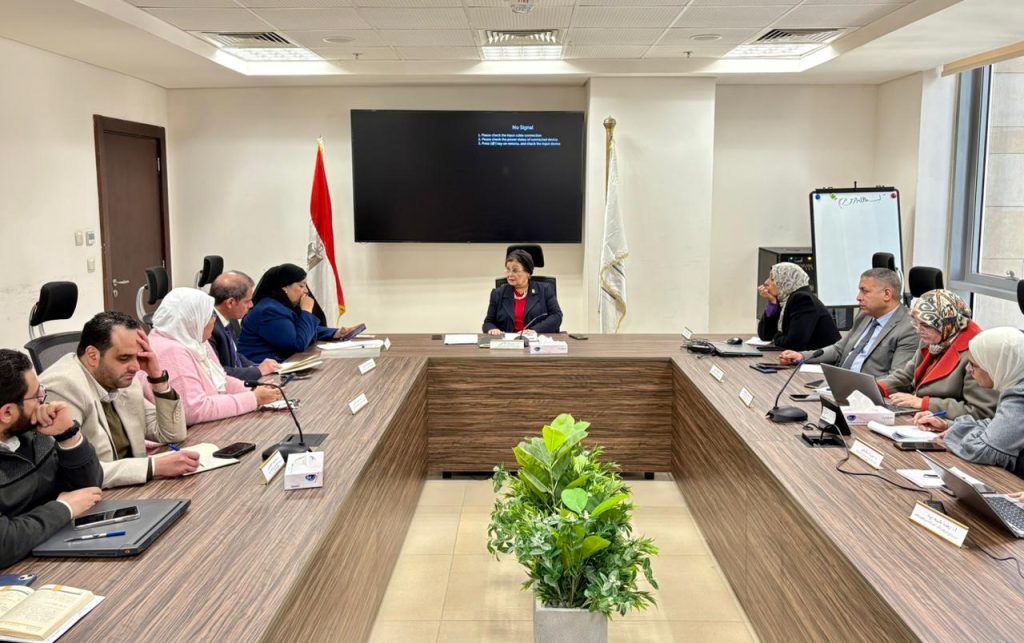 نائب وزير الصحة تراجع مؤشرات المواليد وتشدد على تكثيف جهود التوعية وتعزيز خدمات تنظيم الأسرة جانب من الاجتماع