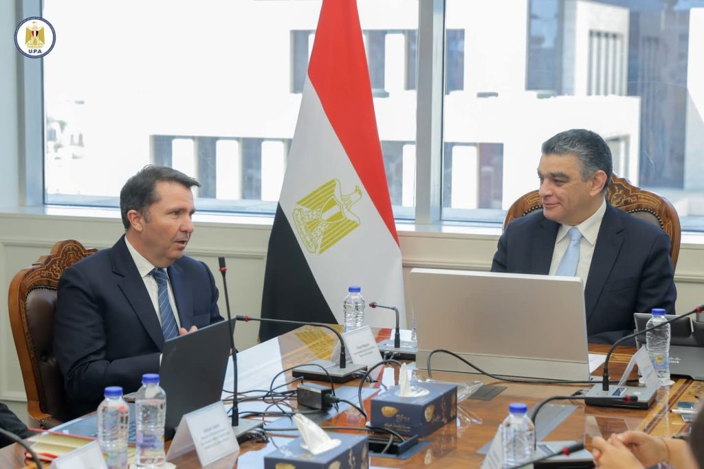 «هيئة الشراء الموحد» تبحث مع «إدواردز لايف ساينسز» تعزيز الاستثمار في أمراض القلب الهيكلية
