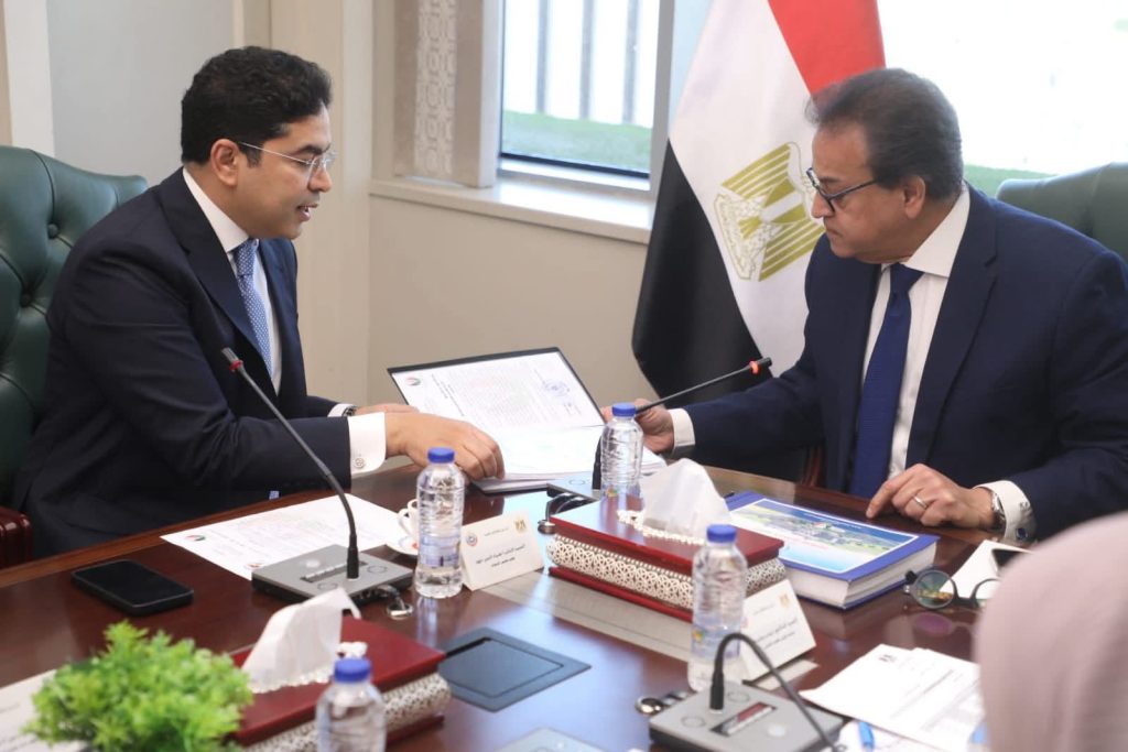 وزير الصحة يناقش تعزيز التعاون مع جمعية الإيثار لتطوير مستشفى الكبد المصري ببلطيم