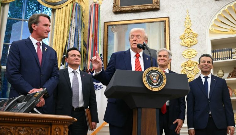 دونالد ترامب في اجتماع سابق