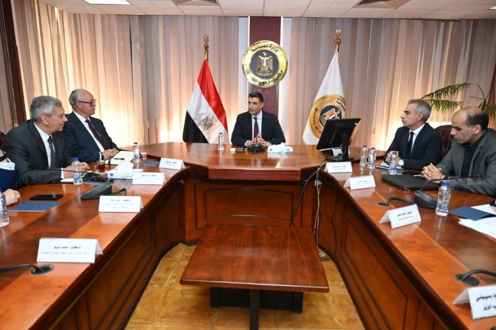 وزير الصناعة يبحث مع غرفة صناعة الأدوية سبل دعم القطاع وتعزيز صادراته