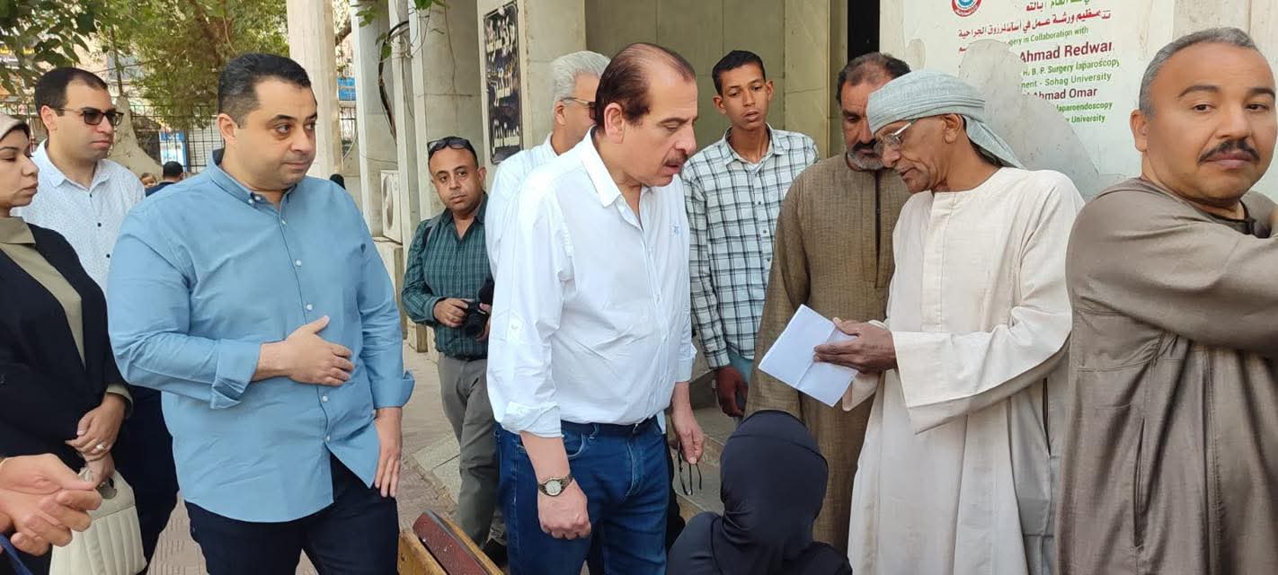 جولات مفاجئة لنائب وزير الصحة بقنا.. قرارات حاسمة ضد المقصرين ومكافآت للمتميزين