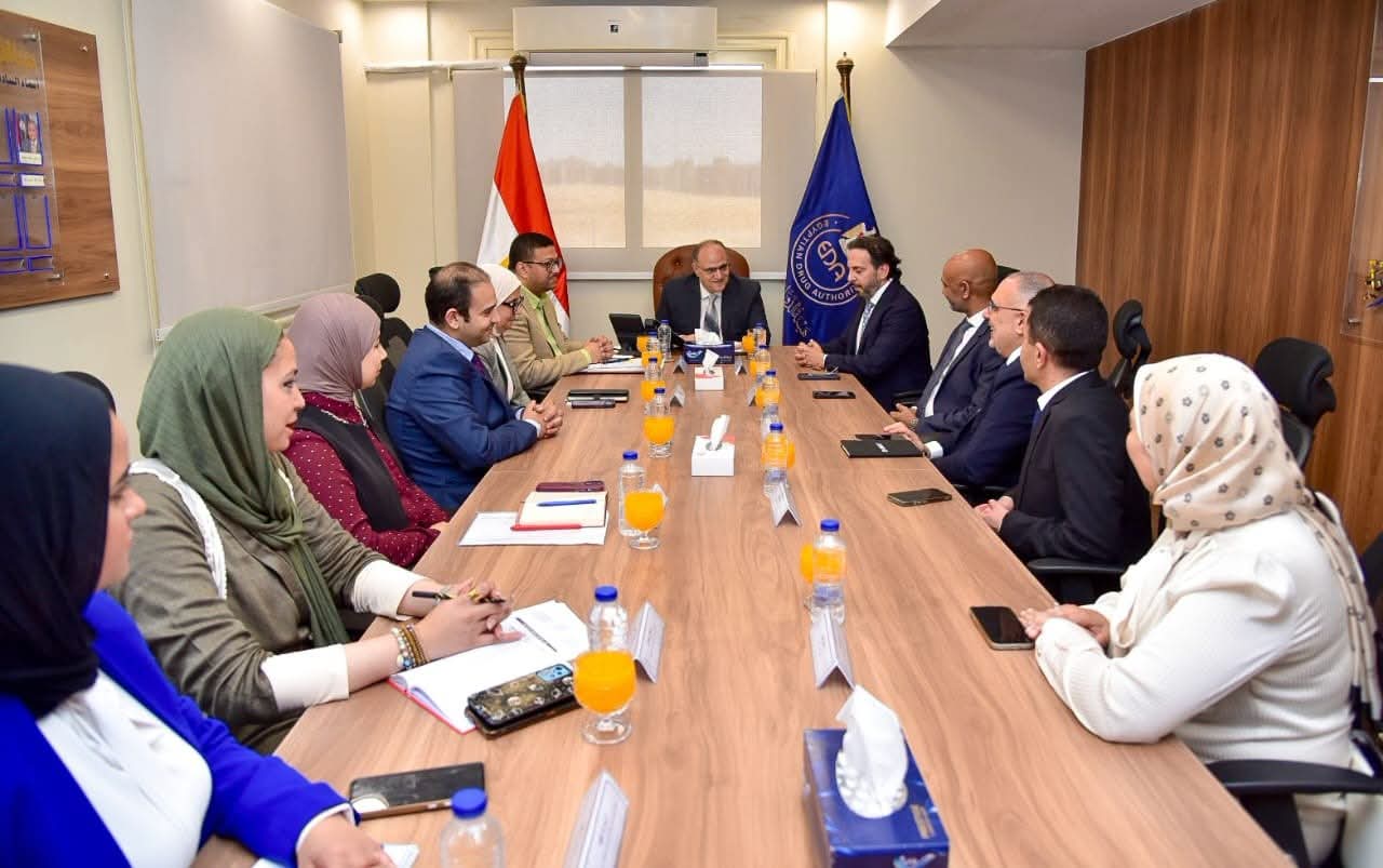 رئيس هيئة الدواء يبحث مع ممثلي شركة أبوت دعم الاستثمار الدوائي وتوطين الصناعات الحيوية