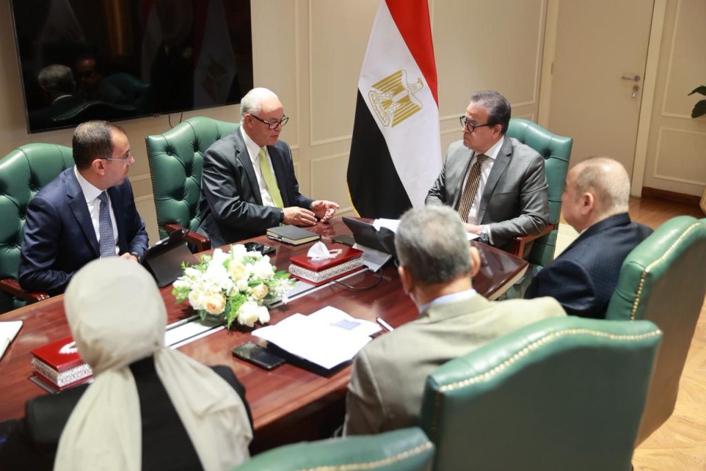 وزير الصحة يبحث مع غرفة صناعة الدواء تعزيز توطين صناعة الأدوية ودعم الاكتفاء الذاتي جانب من اللقاء