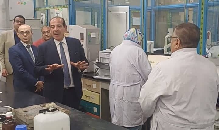 نائب وزير الصحة يتفقد معامل الصحة العامة ويهنئها باعتماد فحوص الأغذية والمياه