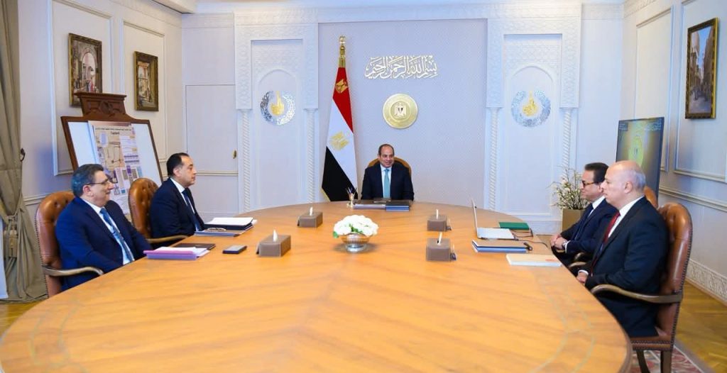الرئيس السيسي يوجه بتسريع ميكنة التأمين الصحي الشامل وتوطين الصناعات الطبية