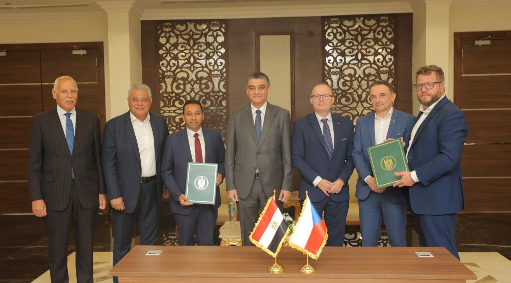 الشراء الموحد تشهد توقيع شراكة مصرية تشيكية لتوطين صناعة الأسرة الطبية