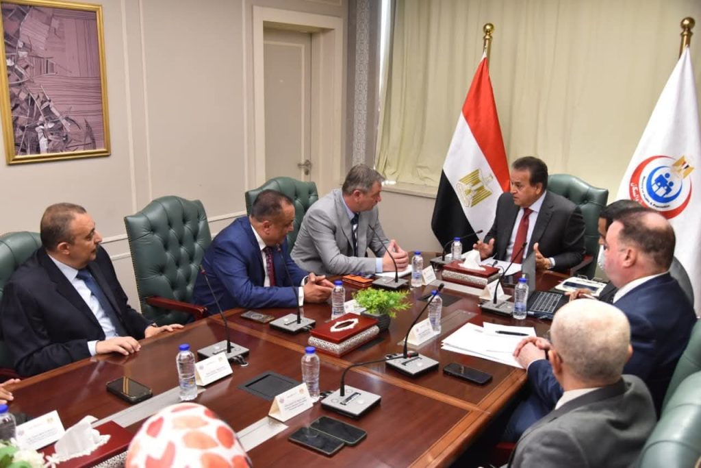 وزير الصحة يبحث مع شركتي DIAGAST وThink Pro نقل تكنولوجيا تصنيع كواشف وأنظمة فصائل الدم إلى مصر