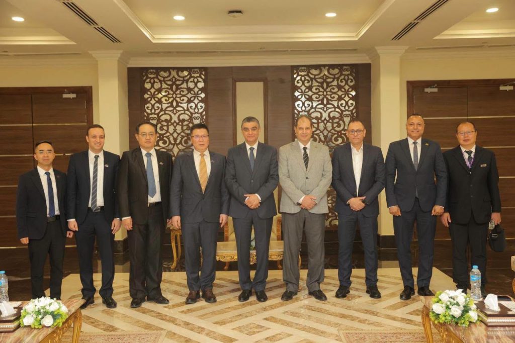 رئيس هيئة الشراء الموحد يبحث مع وفد «XGY» الصينية توطين صناعة أجهزة الأشعة في مصر جانب من اللقاء