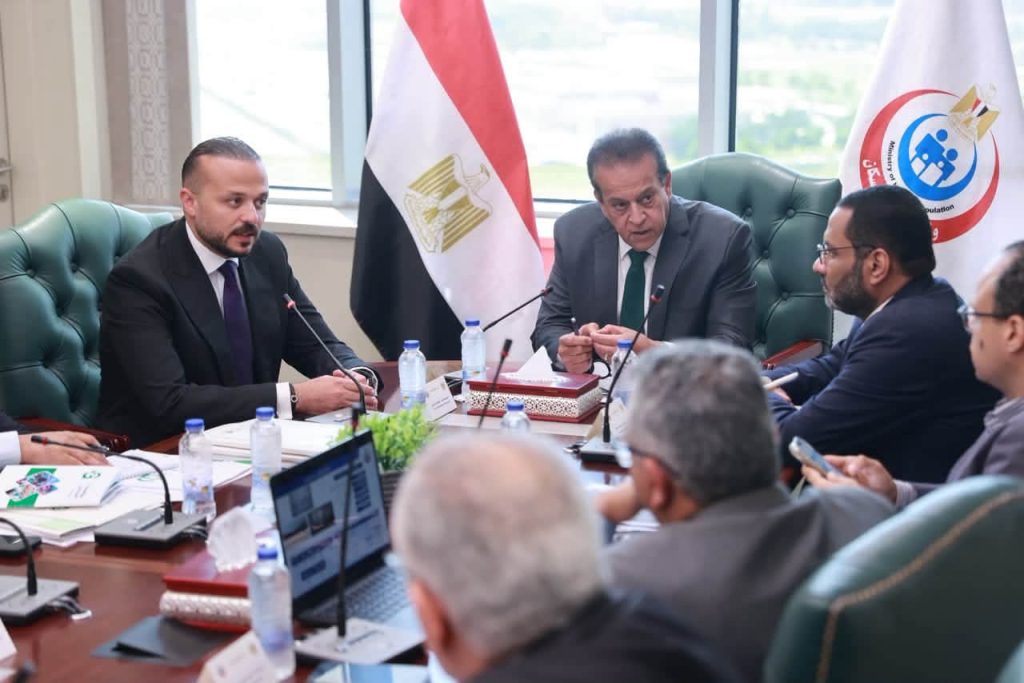 وزير الصحة يبحث مع الأمين العام لمؤسسة الجارحي تعزيز التعاون لدعم القطاع الصحي