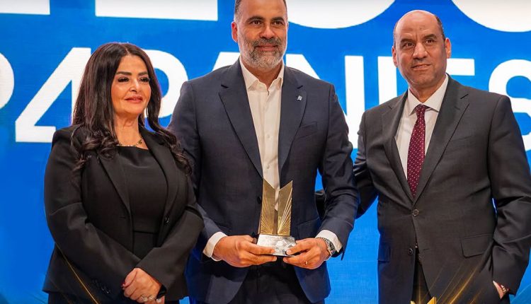 الدكتور عمر عبد الجواد يتسلم الجائزة