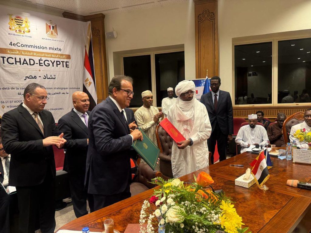 وزير الصحة يوقع مذكرة تفاهم مع نظيره التشادي لدعم القطاع الصحي جانب من اللقاء