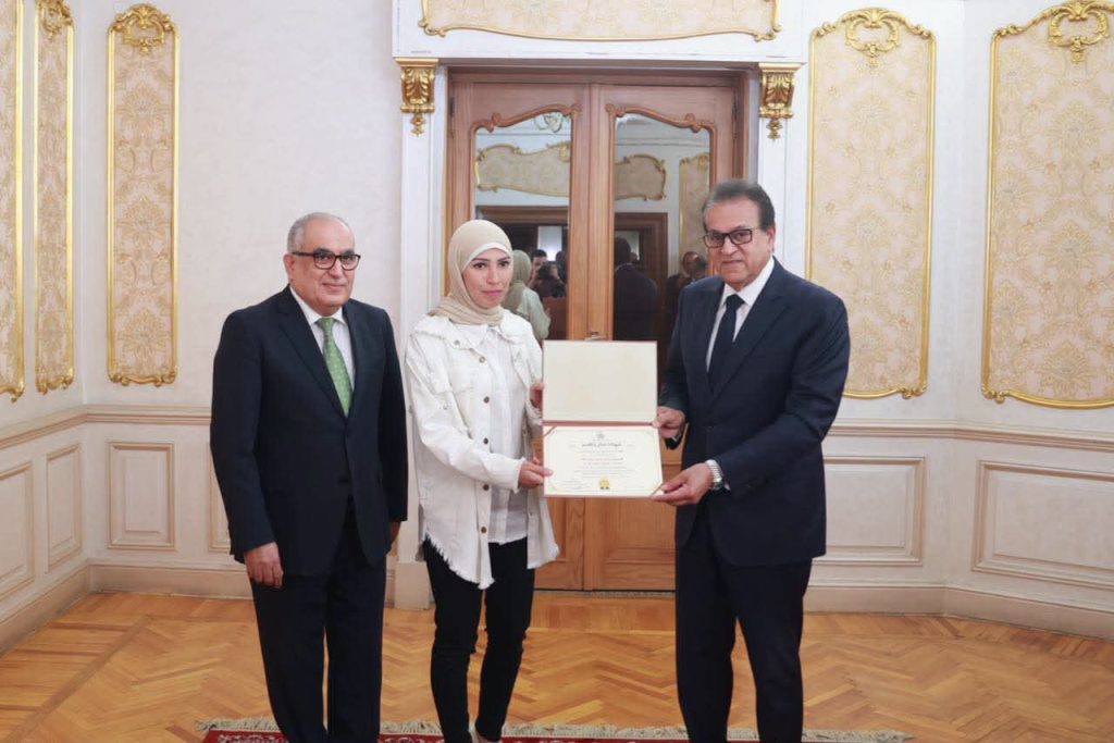 وزير الصحة يكرم فرق التمريض بعيادات مدينة نصر ويوجه بصرف مكافآت مالية تقديرًا لجهودهن