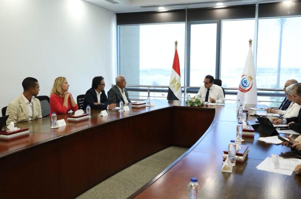 وزير الصحة يبحث مع «الأهلية هيلث كير» التوسع في جراحات استبدال المفاصل باستخدام الروبوت