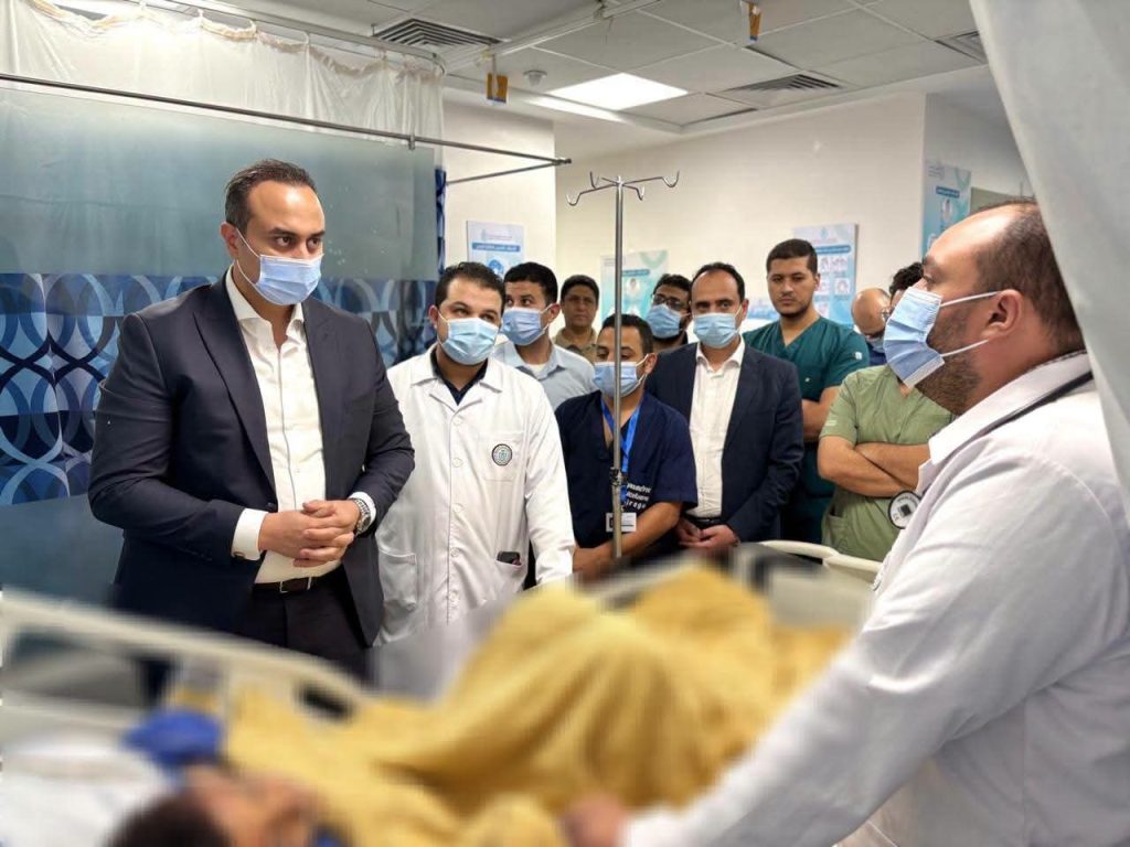 رئيس هيئة الرعاية الصحية يتفقد مصابي حادث الدواويس بالإسماعيلية ويطمئن على حالتهم