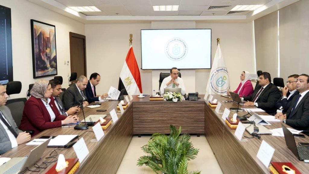 رئيس الرعاية الصحية يبحث مؤشرات الخدمات وقوائم الانتظار ويوجه بتلبية احتياجات المنتفعين دون انتظار