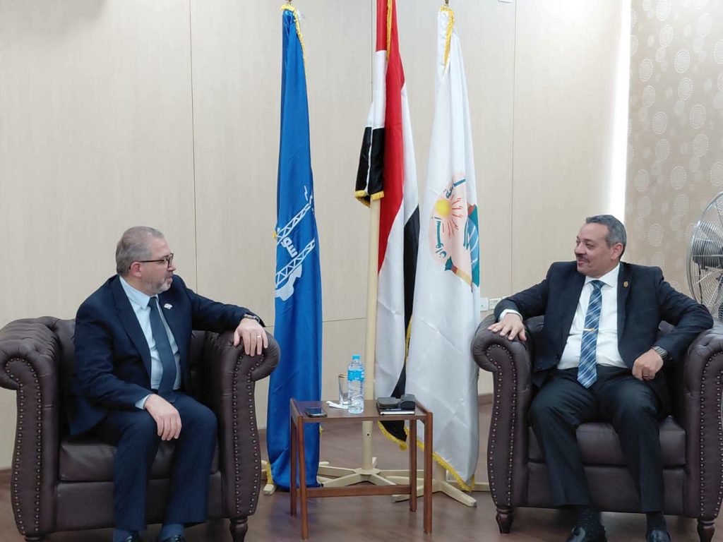 «التأمين الصحي الشامل» تبحث مع محافظ أسوان رفع كفاءة المنظومة وتحسين جودة الخدمات