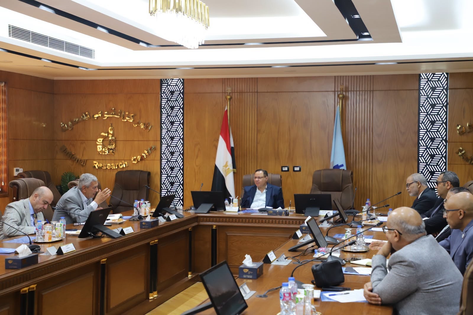 المركز القومي للبحوث يبحث خارطة طريق لتوطين الخامات الدوائية وتعميق التصنيع المحلي