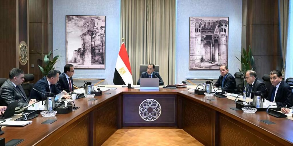 رئيس الوزراء يتابع توافر الأدوية والمستلزمات الطبية بالمستشفيات.. و90 مليار جنيه لتأمين الاحتياجات