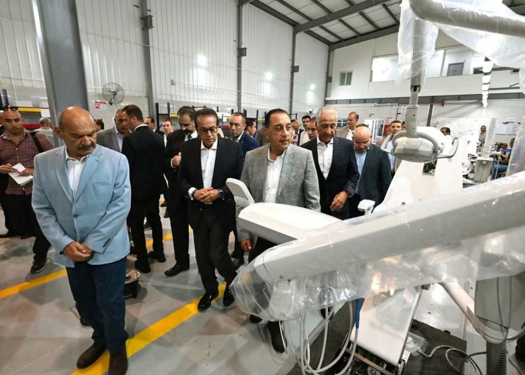باستثمارات 16 مليون دولار.. مدبولي يفتتح مصنعي «تكنوفيجن» لتجهيز سيارات الإسعاف وتجميع أجهزة الأسنان بالسخنة