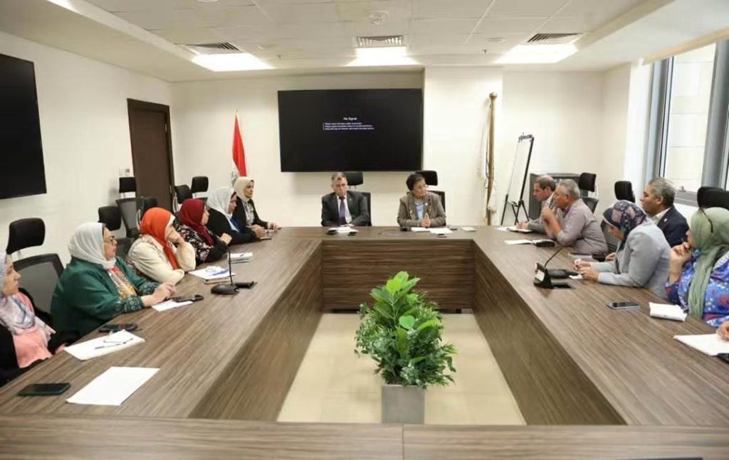 نائب وزير الصحة تبحث مع الهيئة العامة للاستعلامات آليات التعاون لدعم صحة الأسرة ومواجهة القضية السكانية