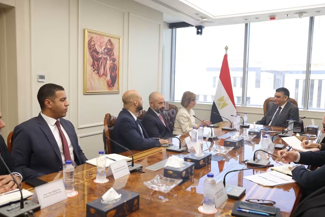 الشراء الموحد تستضيف قيادات «فيليبس» لبحث توطين الصناعة وتعزيز التعاون