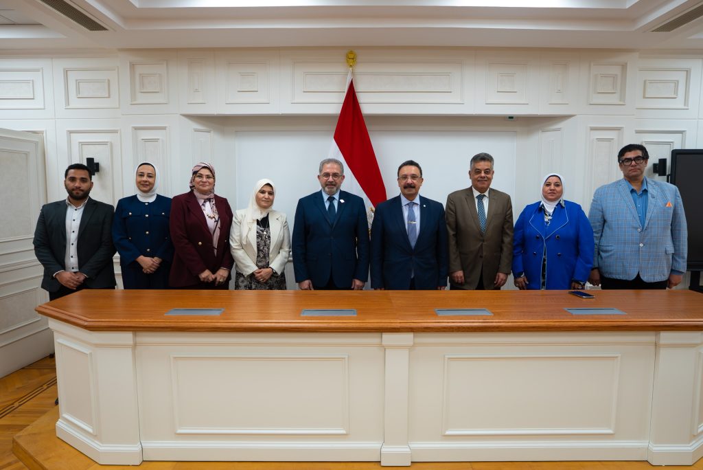 توقيع اتفاق بين الهيئة العامة للتأمين الصحي الشامل ومستشفى سموحة الجامعي التخصصي بالإسكندرية بحضور قيادات الهيئة وجامعة الإسكندرية.