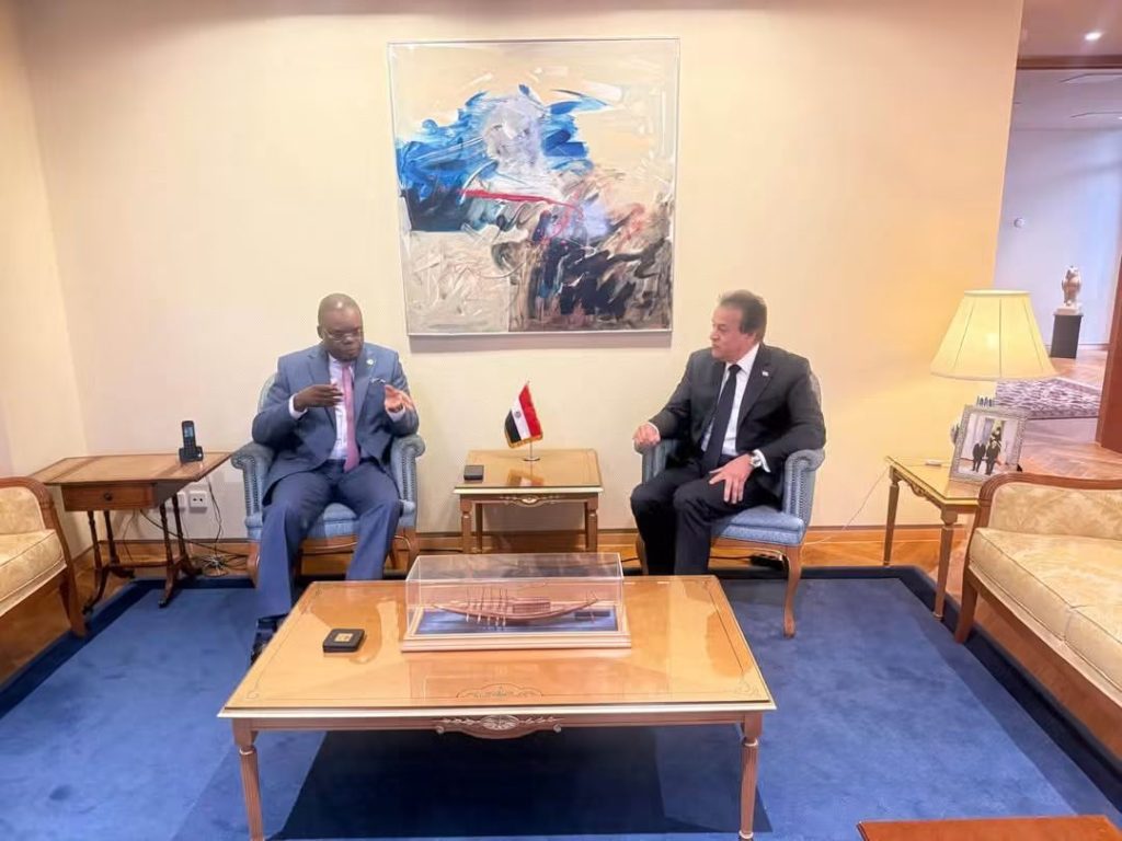 وزير الصحة يلتقي مدير المركز الأفريقي لمكافحة الأمراض لبحث تعزيز التعاون الصحي بالقارة
