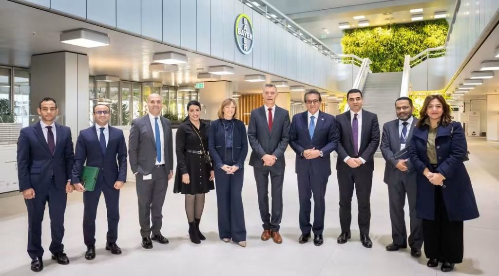 وزير الصحة يزور مقر «باير» الألمانية لبحث تعزيز التعاون الصحي وتوطين الصناعة على هامش قمة برلين