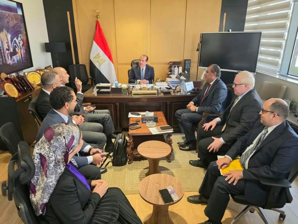 الصحة تبحث مع «فايزر» توطين صناعة اللقاحات في مصر وتعزيز التصنيع المحلي وفتح مجالات التصدير