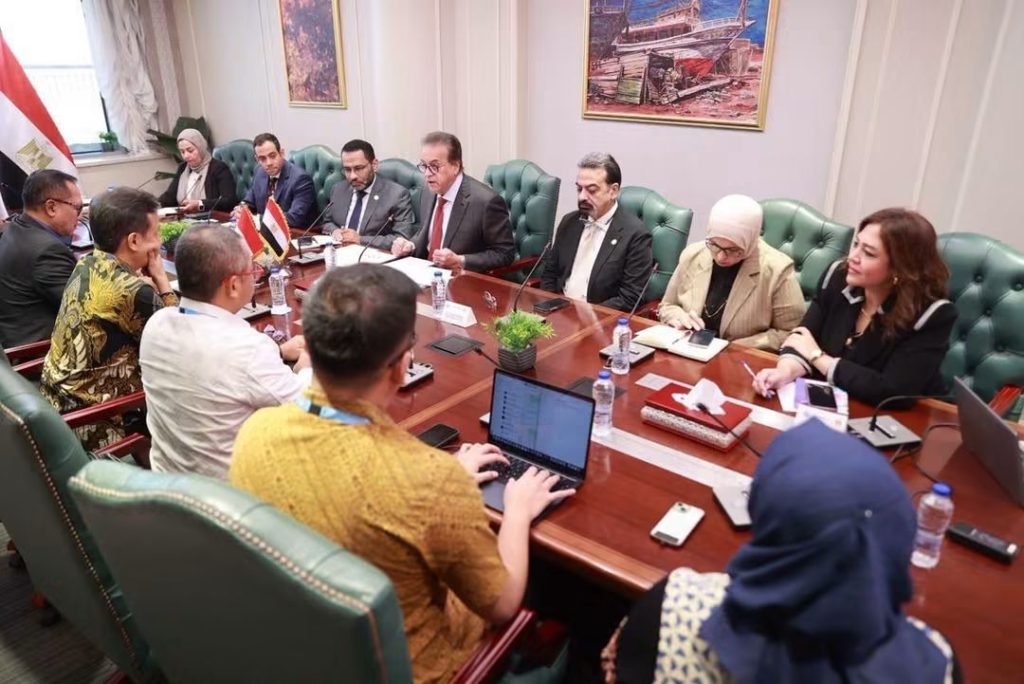 وزير الصحة يبحث مع نظيره الإندونيسي تعزيز التعاون في القطاع الصحي وتبادل الخبرات