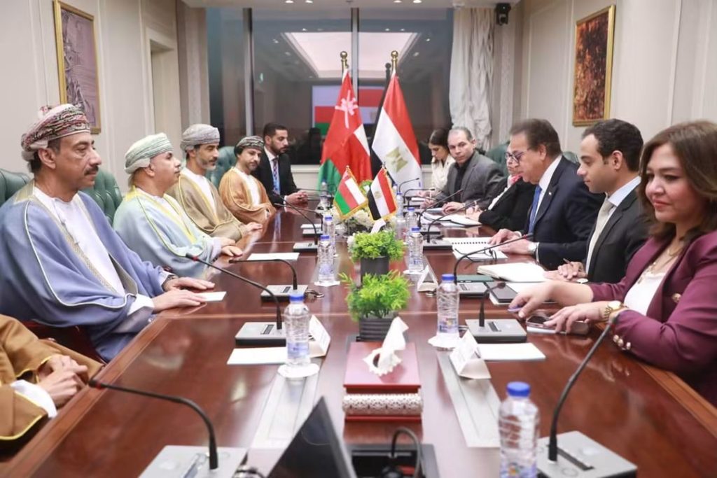 وزير الصحة يلتقي نظيره العُماني لبحث تعزيز التعاون المشترك في المجالات الصحية
