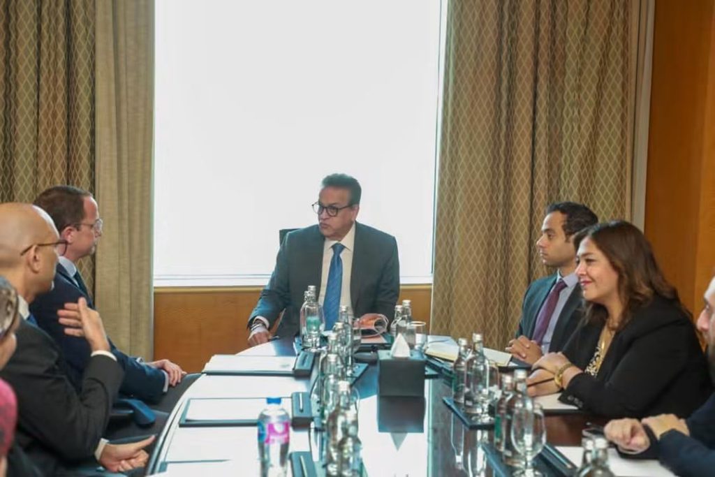 الصحة تبحث مع «فايزر» توطين لقاح المكورات الرئوية وتعزيز التعاون في علاجات الأورام والأمراض النادرة