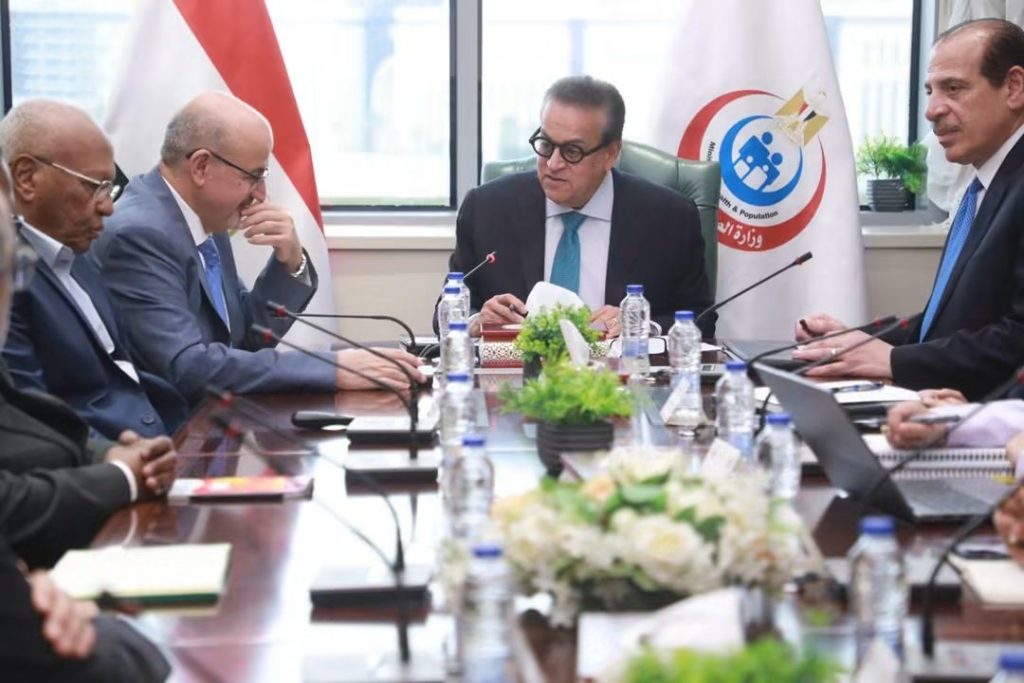 وزير الصحة يبحث مع منظمة الصحة العالمية استعدادات إعلان مصر خالية من البلهارسيا