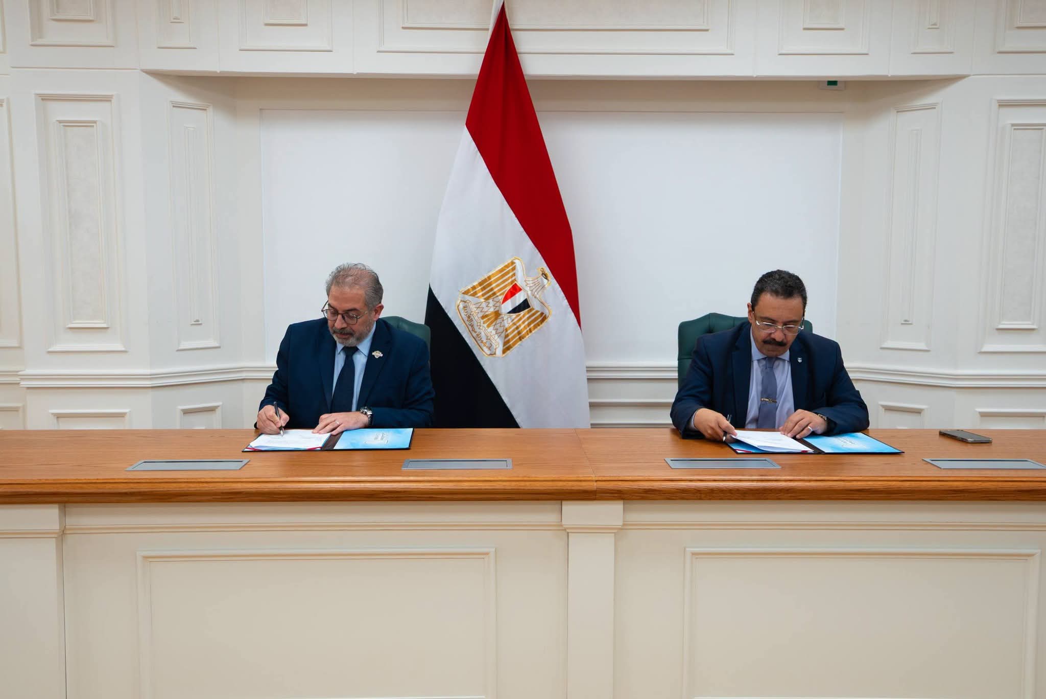التأمين الصحي الشامل يوقّع اتفاقًا مع مستشفى سموحة الجامعي التخصصي لتعزيز
