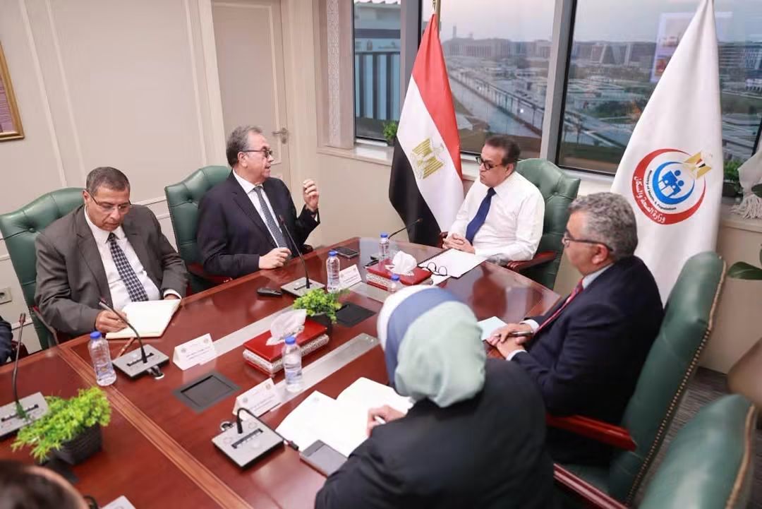 وزير الصحة يبحث التعاون مع «تكنوويف» لتطوير الجراحات الروبوتية وتوطين