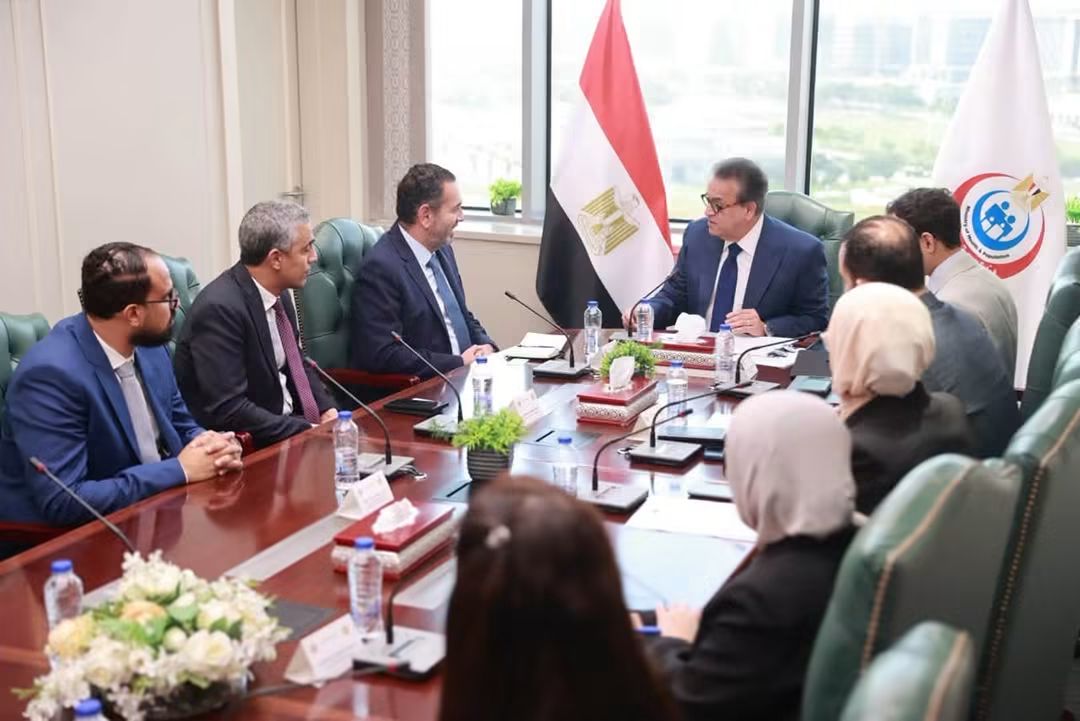 وزير الصحة يستقبل ممثلي «ميدترونيك» لبحث تعزيز التعاون في الجراحات الروبوتية والتكنولوجيا الطبية المتقدمة