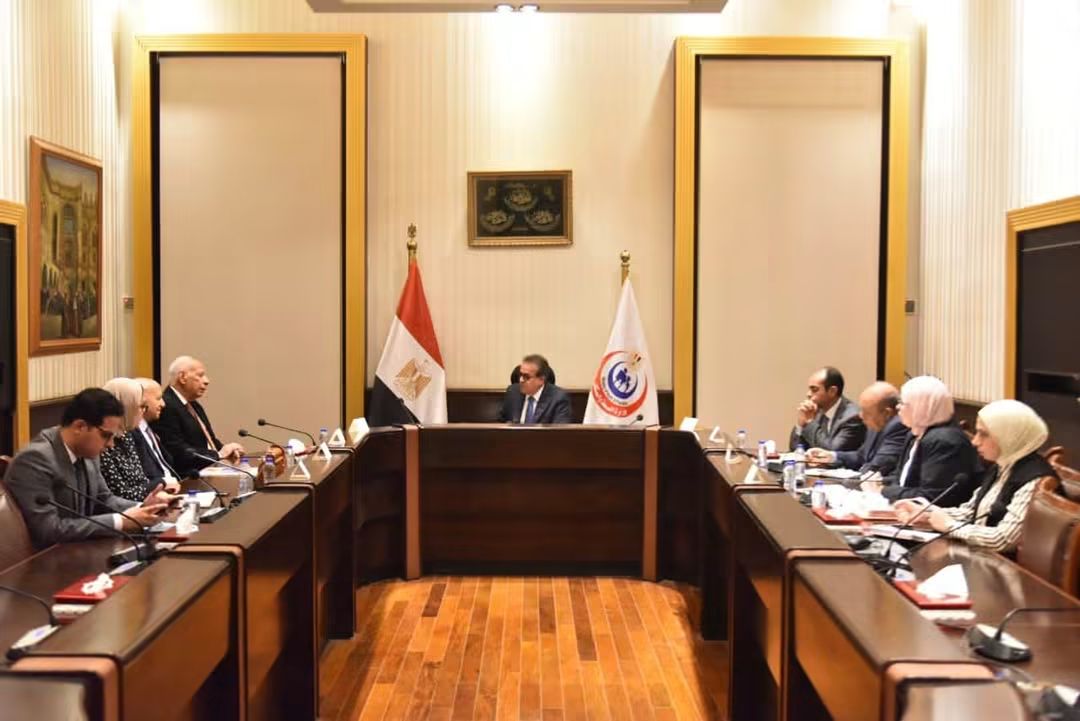 وزير الصحة يلتقي رئيس جمعية الأطباء المصريين بلندن لبحث تعزيز التعاون