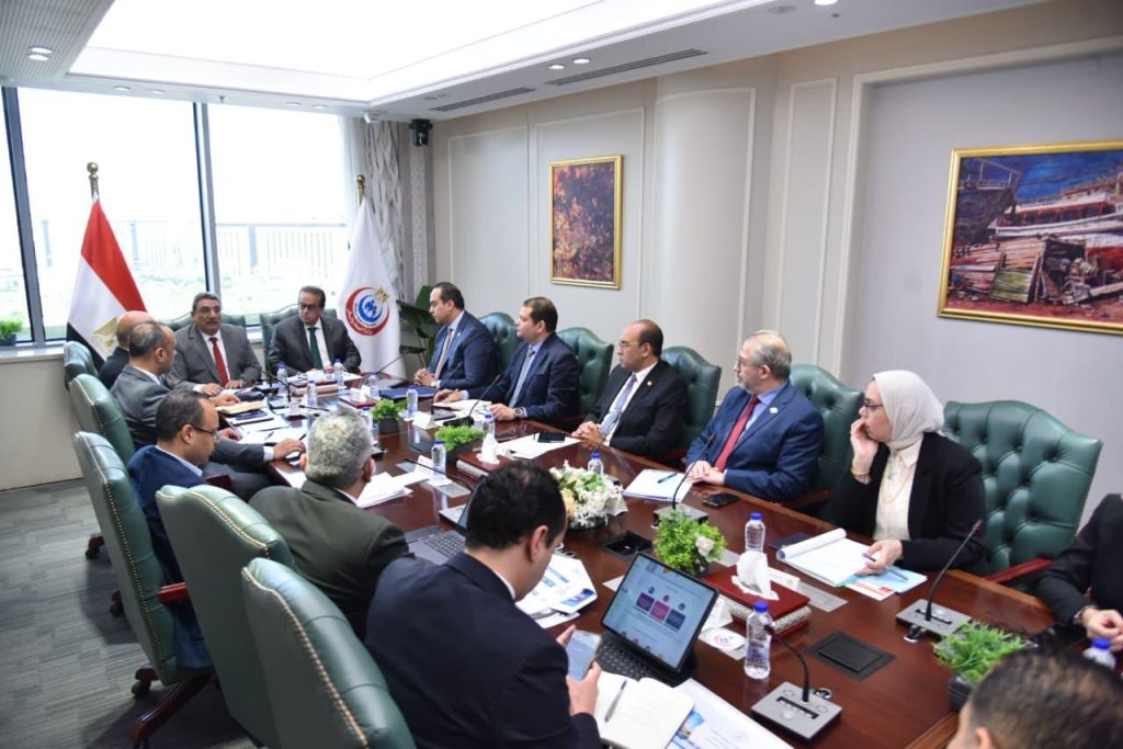 وزير الصحة يترأس الاجتماع الأول للجنة الإسراع بتطبيق منظومة التأمين الصحي الشامل وتطوير أداء الخدمات الصحية
